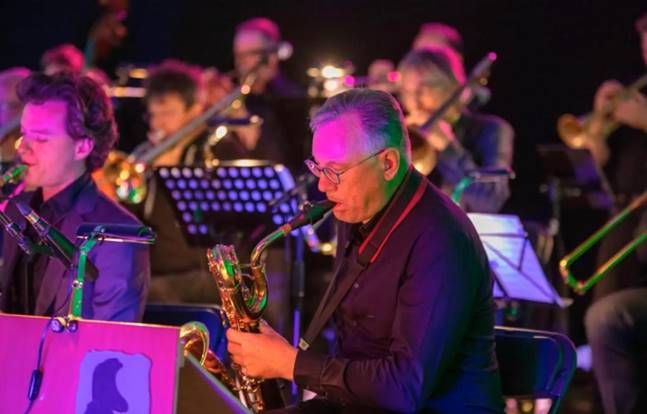 Afbeelding met persoon, binnen, muziek, podium

Automatisch gegenereerde beschrijving